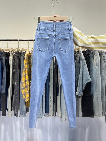 Дамски дънки изчистен модел с джобове в син цвят