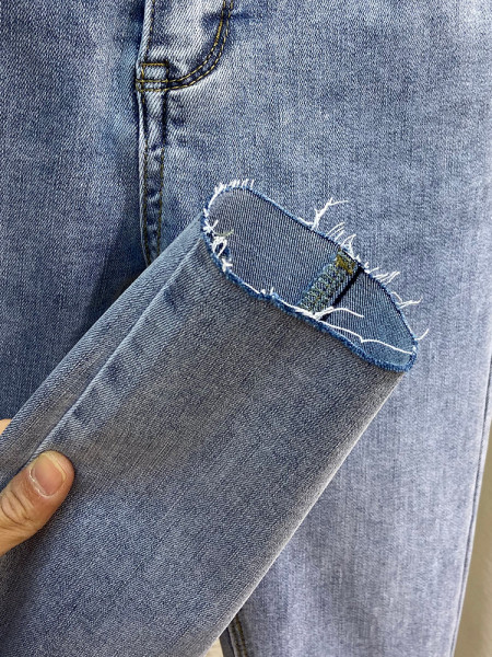 Дамски дънки изчистен модел с джобове в син цвят