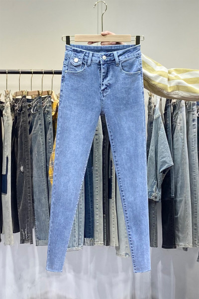 Moodsad sinise lihtsa mudeliga naiste teksad