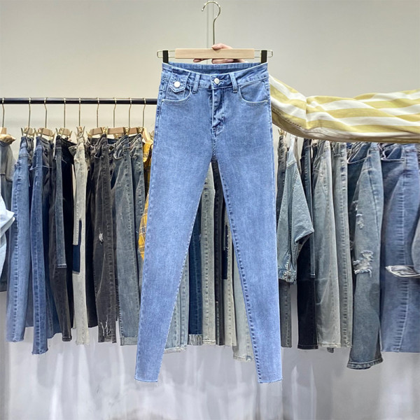 Moodsad sinise lihtsa mudeliga naiste teksad