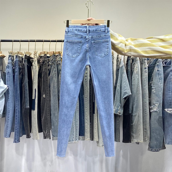 Moodsad sinise lihtsa mudeliga naiste teksad