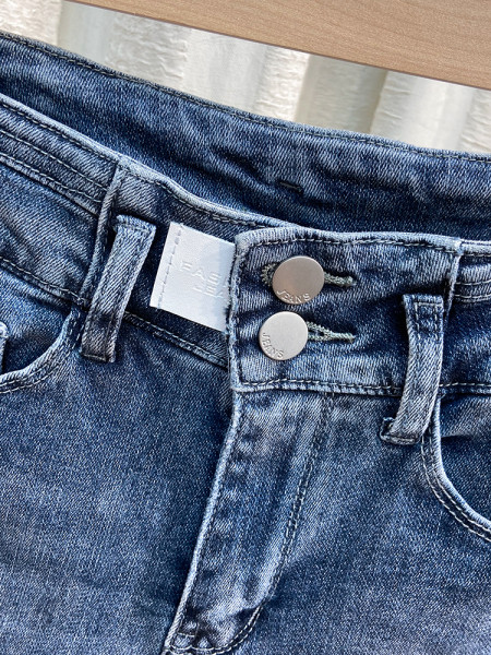 Praegused rebenenud motiiviga naiste teksad