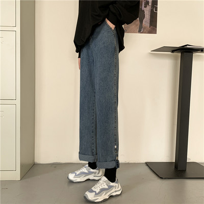 Naiste laiad nööpide ja kõrge vöökohaga teksad