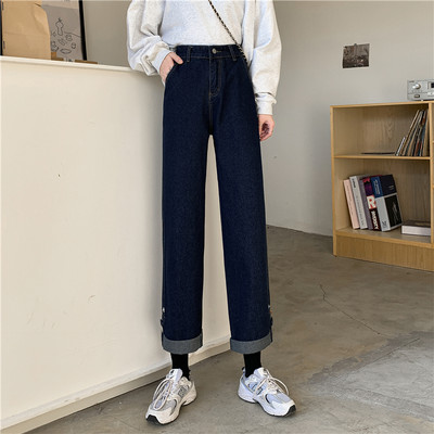 Naiste laiad nööpide ja kõrge vöökohaga teksad