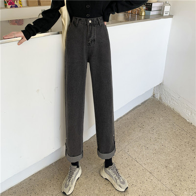 Naiste laiad nööpide ja kõrge vöökohaga teksad