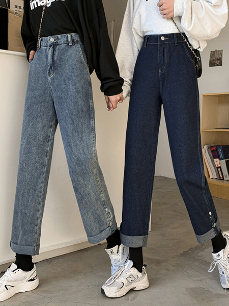 Naiste laiad nööpide ja kõrge vöökohaga teksad