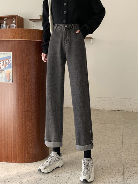 Naiste laiad nööpide ja kõrge vöökohaga teksad