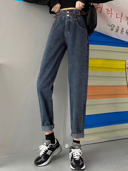 Naiste vabaaja teksad, mille vöökohal on pannal