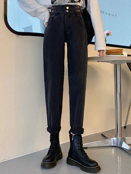 Naiste vabaaja teksad, mille vöökohal on pannal