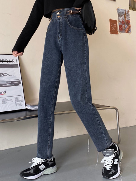 Naiste vabaaja teksad, mille vöökohal on pannal