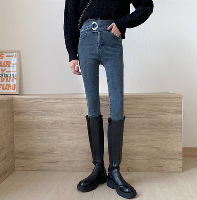 Γυναικεία τζιν με ψηλή μέση και μεταλλικό στοιχείο