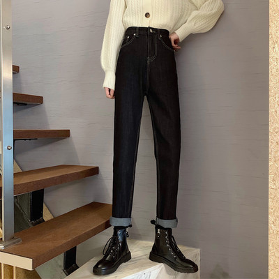 Γυναικεία τζιν σλιμ μοντέλο σε μπλε ναυτικό