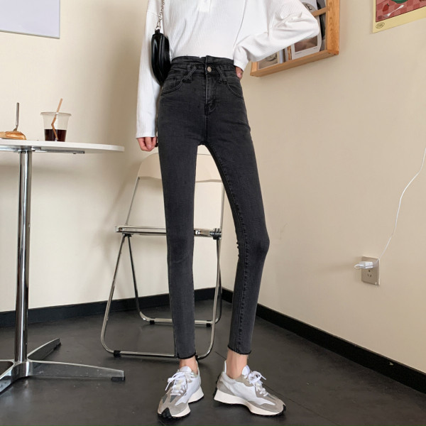 Kõrgema vöökohaga õhukese mudeli naiste teksad