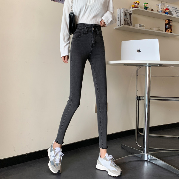 Kõrgema vöökohaga õhukese mudeli naiste teksad