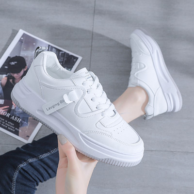 Naiste tossud kirjade ja lameda tallaga