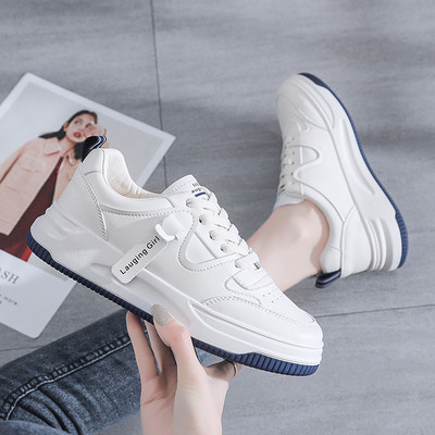 Naiste tossud kirjade ja lameda tallaga