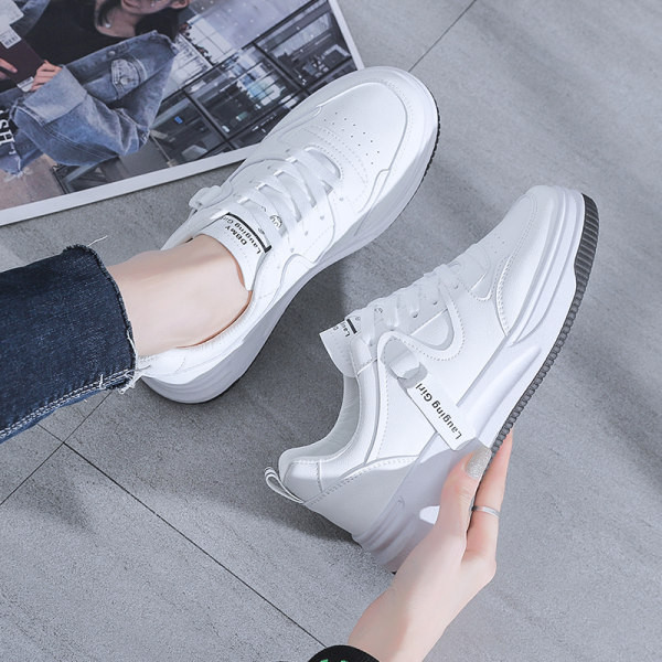 Naiste tossud kirjade ja lameda tallaga