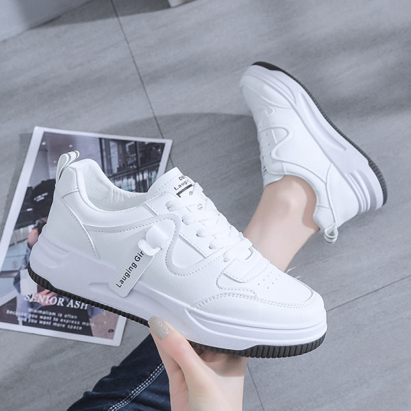 Naiste tossud kirjade ja lameda tallaga