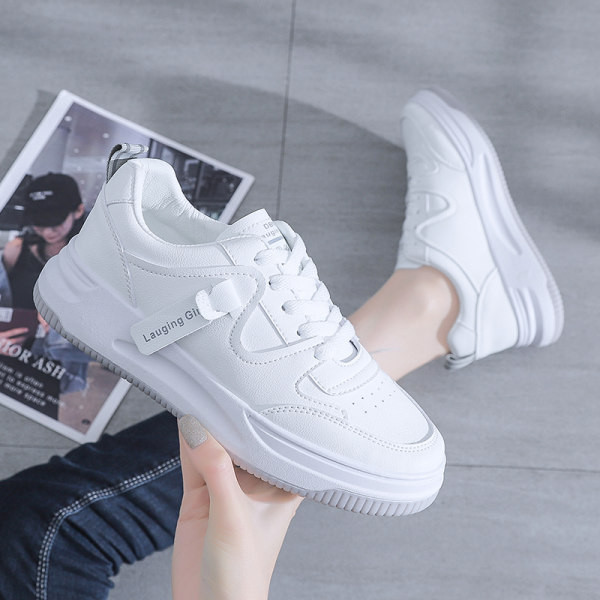 Naiste tossud kirjade ja lameda tallaga