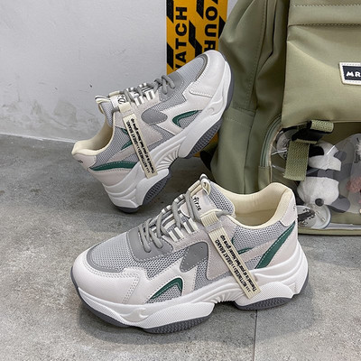 Naiste vabaaja tossud võrgu ja pealdistega