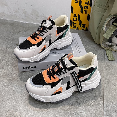 Naiste vabaaja tossud võrgu ja pealdistega