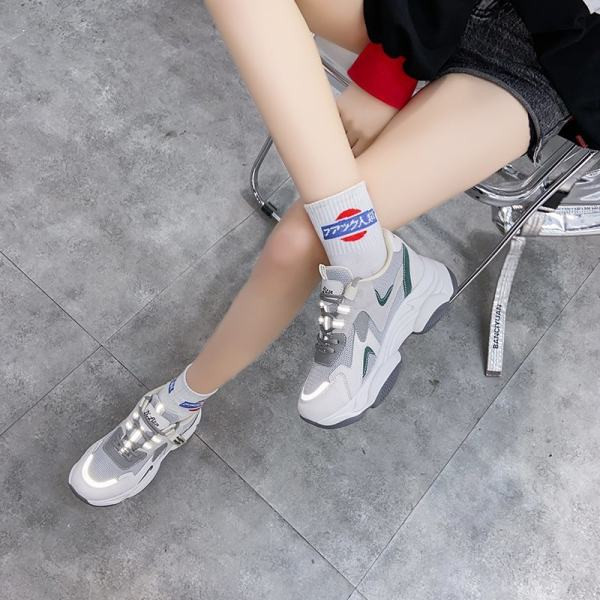 Naiste vabaaja tossud võrgu ja pealdistega