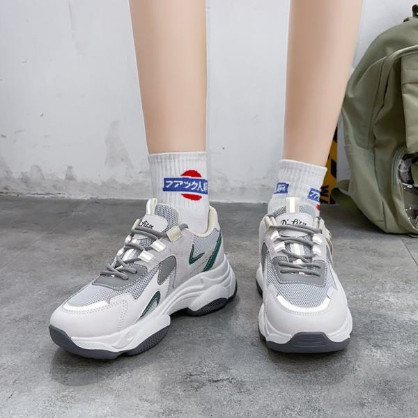 Naiste vabaaja tossud võrgu ja pealdistega