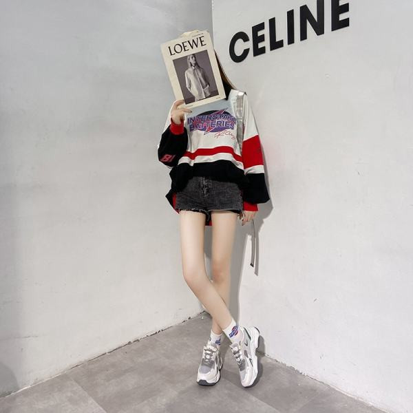 Naiste vabaaja tossud võrgu ja pealdistega