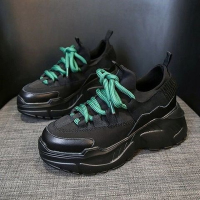 Kareda talla ja paeltega naiste tossude uus mudel