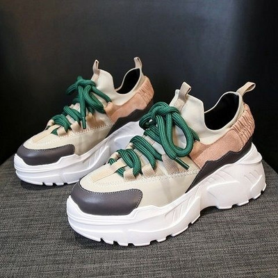 Kareda talla ja paeltega naiste tossude uus mudel