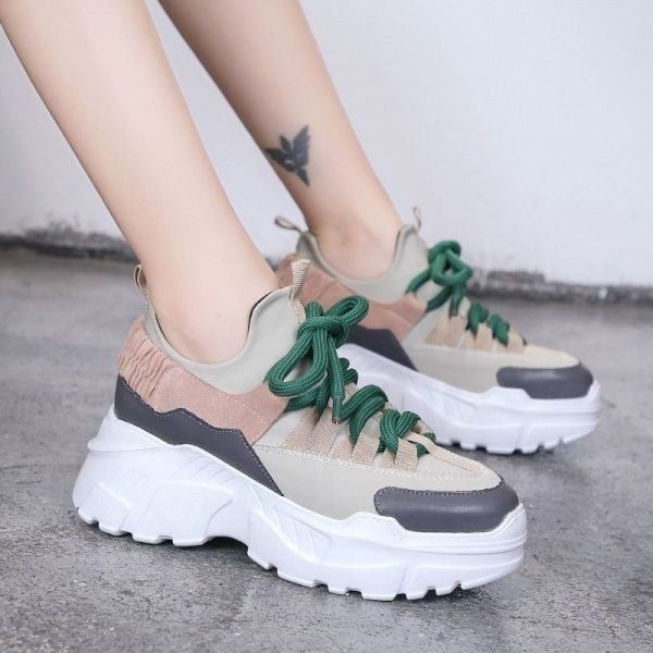 Kareda talla ja paeltega naiste tossude uus mudel