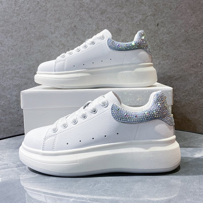 Naiste tossud kividega ökonahast