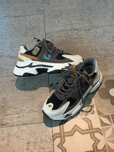 Värvilised lameda tallaga naiste spordi- ja vabaaja tossud