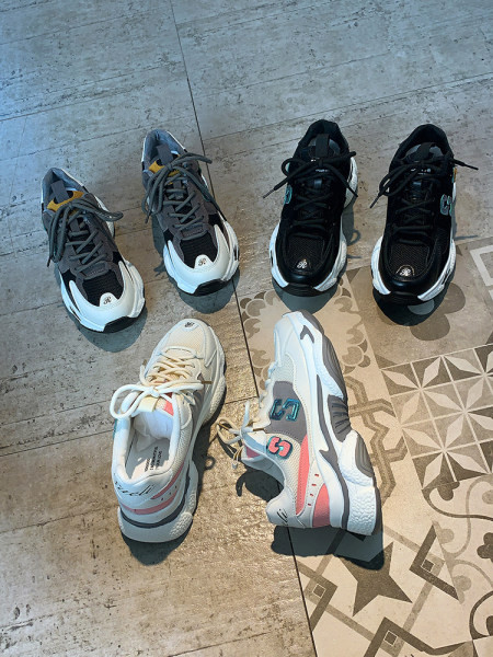 Värvilised lameda tallaga naiste spordi- ja vabaaja tossud