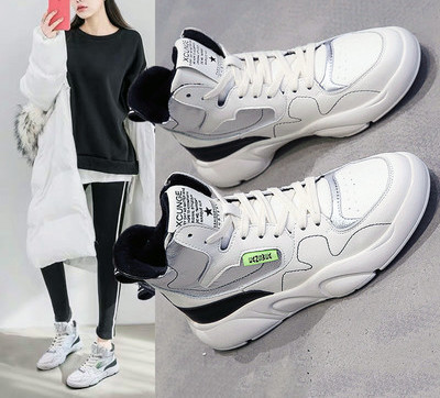 Μοντέρνα γυναικεία αθλητικά παπούτσια με κορδόνια και επίπεδη σόλα