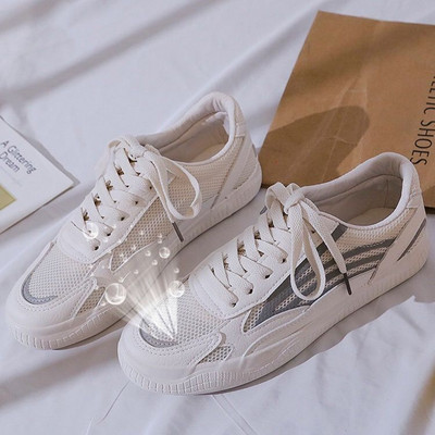 Γυναικεία αθλητικά παπούτσια με επίπεδη σόλα και κορδόνια κατάλληλα για το καλοκαίρι