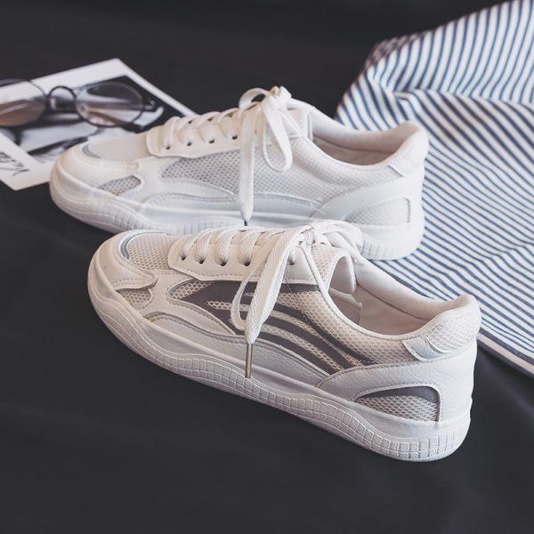Γυναικεία αθλητικά παπούτσια με επίπεδη σόλα και κορδόνια κατάλληλα για το καλοκαίρι