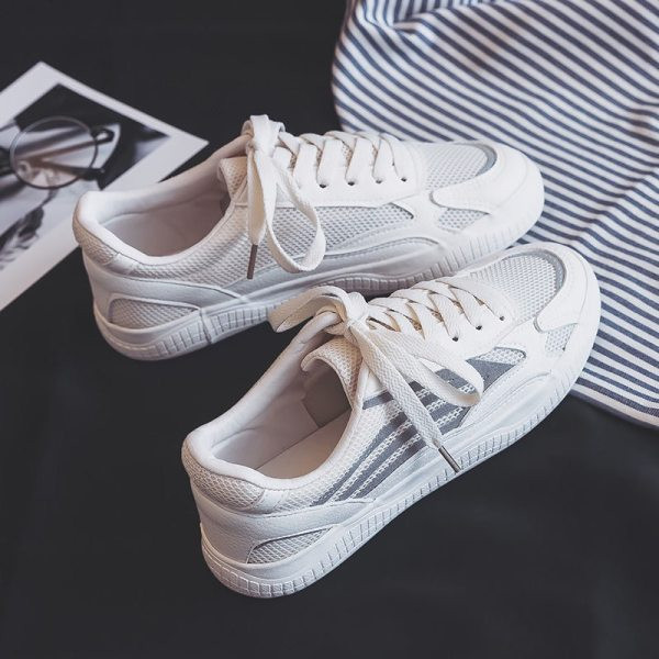 Γυναικεία αθλητικά παπούτσια με επίπεδη σόλα και κορδόνια κατάλληλα για το καλοκαίρι