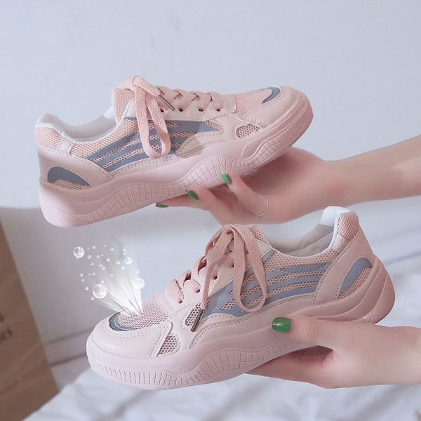 Γυναικεία αθλητικά παπούτσια με επίπεδη σόλα και κορδόνια κατάλληλα για το καλοκαίρι