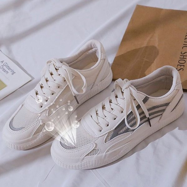 Γυναικεία αθλητικά παπούτσια με επίπεδη σόλα και κορδόνια κατάλληλα για το καλοκαίρι