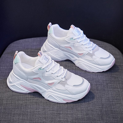 Naiste vabaaja tossud võrgu ja embleemiga