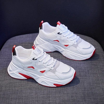 Naiste vabaaja tossud võrgu ja embleemiga