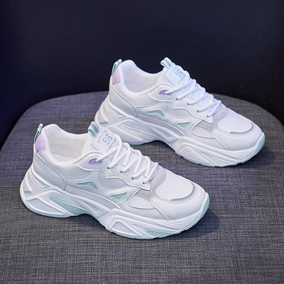 Naiste vabaaja tossud võrgu ja embleemiga