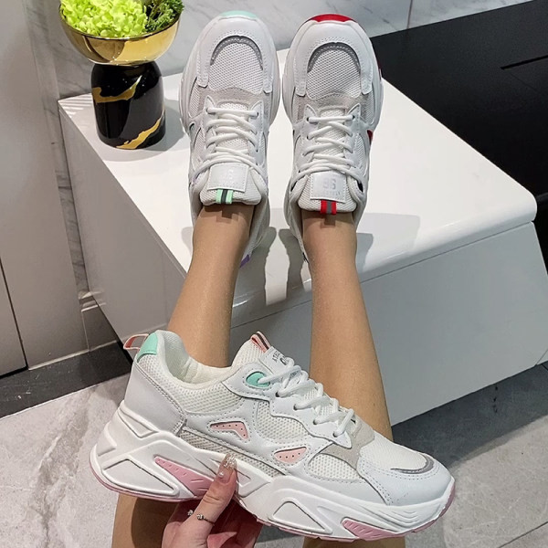 Naiste vabaaja tossud võrgu ja embleemiga