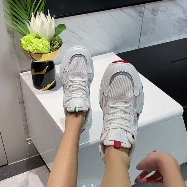 Naiste vabaaja tossud võrgu ja embleemiga