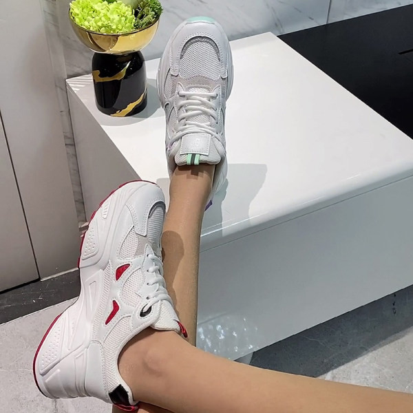 Naiste vabaaja tossud võrgu ja embleemiga