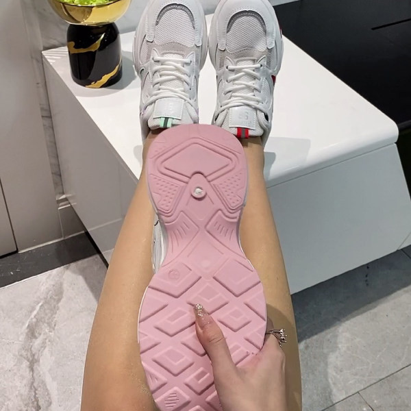 Naiste vabaaja tossud võrgu ja embleemiga