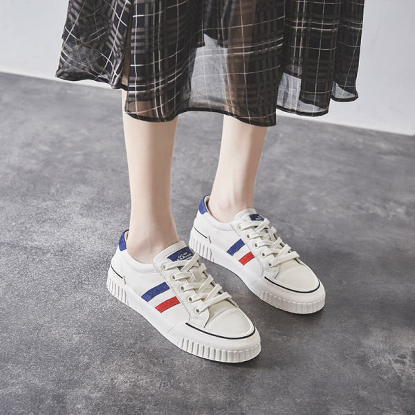 Νέο μοντέλο γυναικεία αθλητικά παπούτσια με επίπεδη σόλα σε λευκό χρώμα