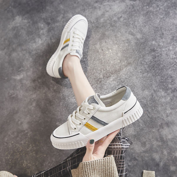 Νέο μοντέλο γυναικεία αθλητικά παπούτσια με επίπεδη σόλα σε λευκό χρώμα