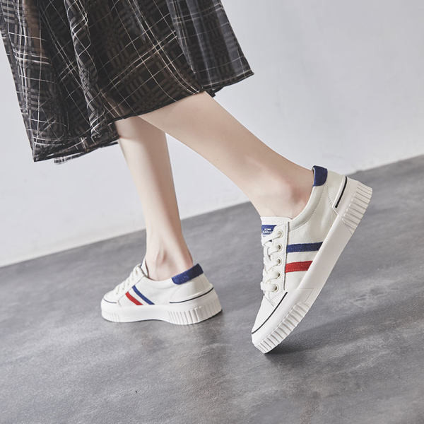 Νέο μοντέλο γυναικεία αθλητικά παπούτσια με επίπεδη σόλα σε λευκό χρώμα